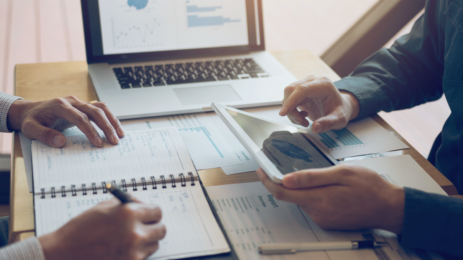  am image of a user accessing an online form 